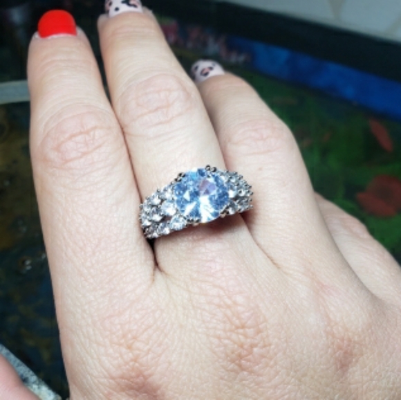 New Silver Round Cut Cubic Zirconia Ring - Picture 4 of 4